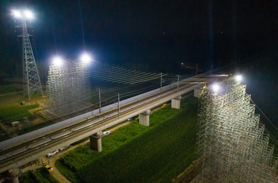 夜戰(zhàn) 圓滿完成跨越京滬高速鐵路